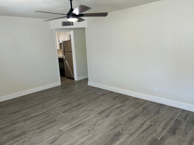 Building Photo - 726 E 3rd Ave