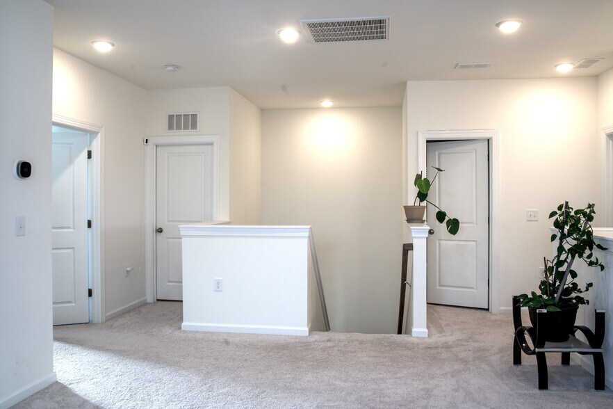 Building Photo - 4532 Valley Crest Ln