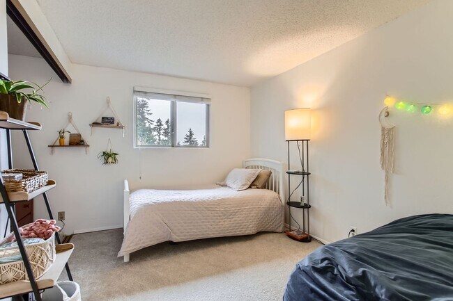 Building Photo - Single Family Home in West Linn with a Won...