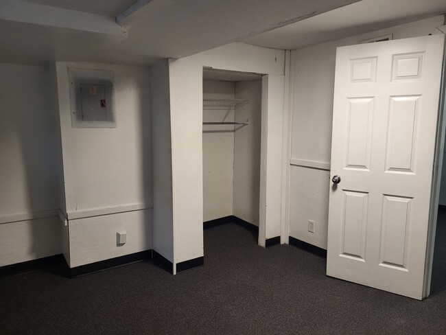 Building Photo - Available July 5, 2026! Spacious 4 bedroom...