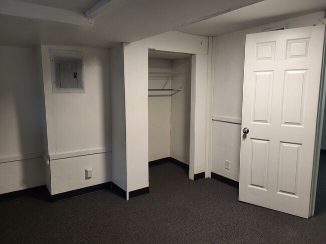 Building Photo - Available July 5, 2026! Spacious 4 bedroom/2 bath in Oakland - Close to Pitt Campus!