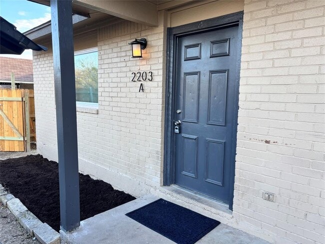 Building Photo - 2203 Donahue Ln