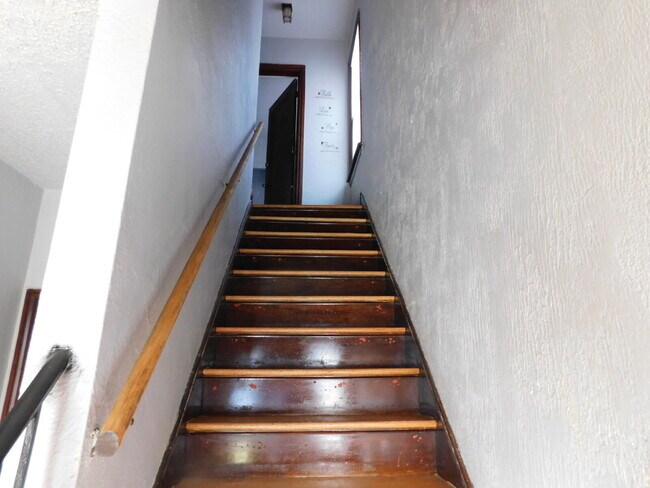 Building Photo - Clean and Tidy Upper Unit of Duplex