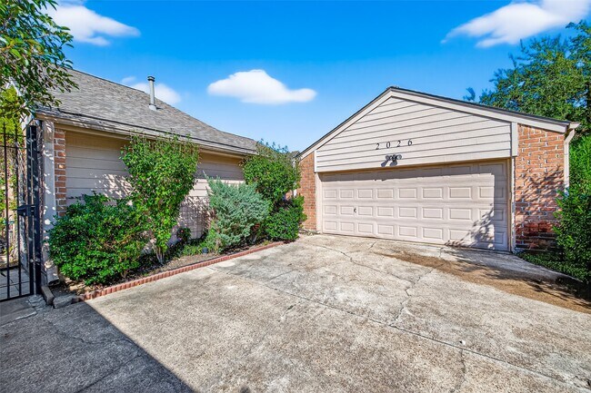 Building Photo - 2026 Ashford Hollow Ln