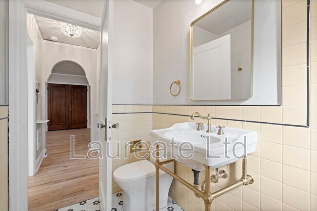 Building Photo - 1050 N Pearl St