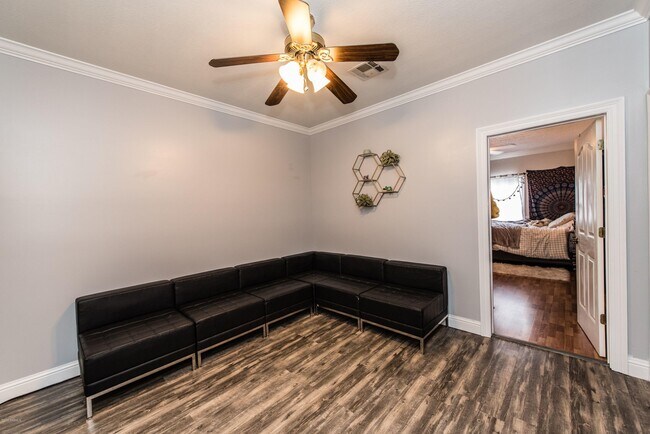 Building Photo - 1738 Red Bud Ln