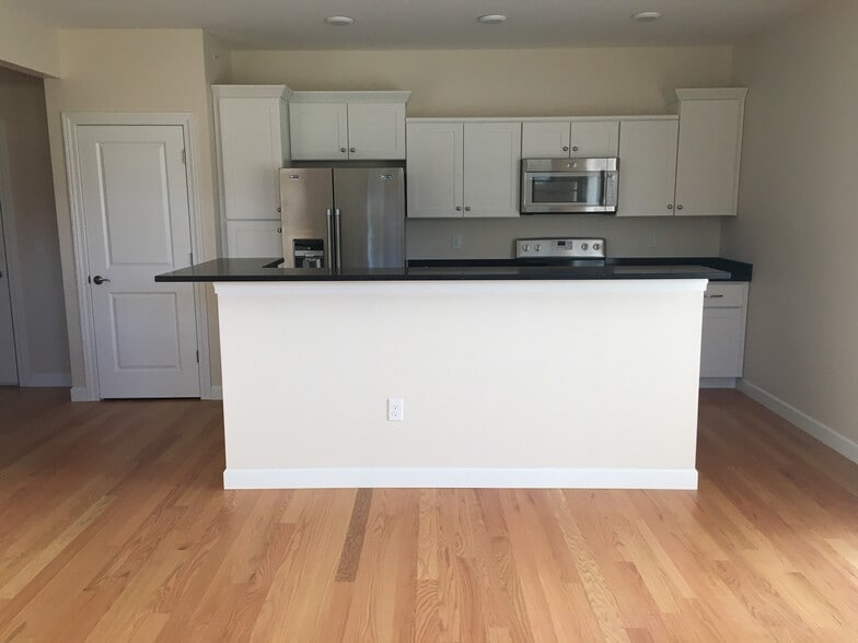 Kitchen - 2500 Muscatine Ave