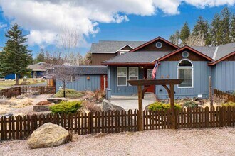 Building Photo - Single Level Duplex with Great Flow and Fi...