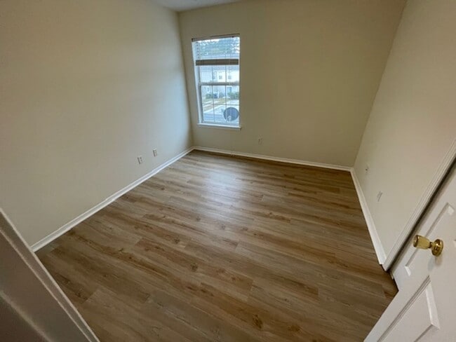 Building Photo - Four Bedroom Town Home with Two Car Garage in University Park-Renovated!