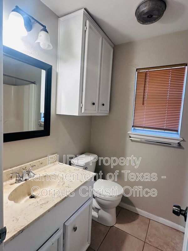 Building Photo - 11942 Mesa Dr