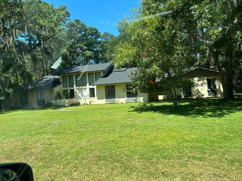 Building Photo - 129 Dutch Island Dr