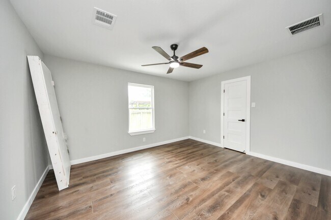 Building Photo - 1218 Des Jardines St