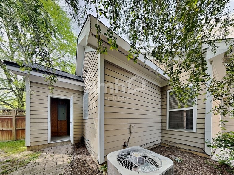 Building Photo - 10720 Cokesbury Ln