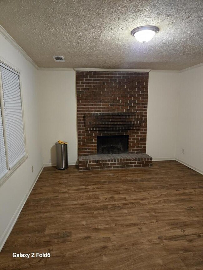 Building Photo - 2 Bedroom Townhouse