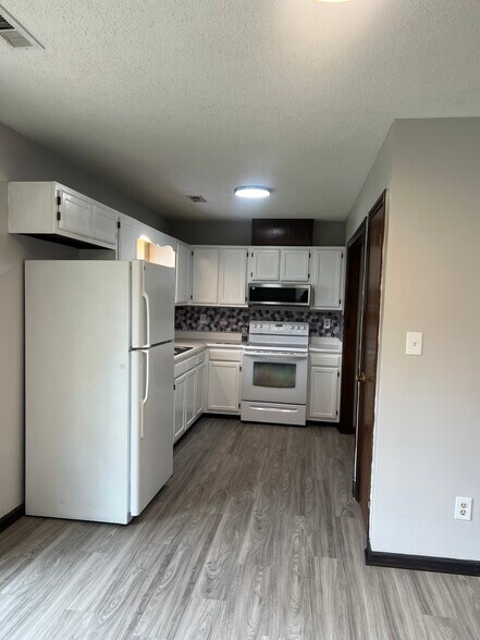 Building Photo - 126 Hampton Dr