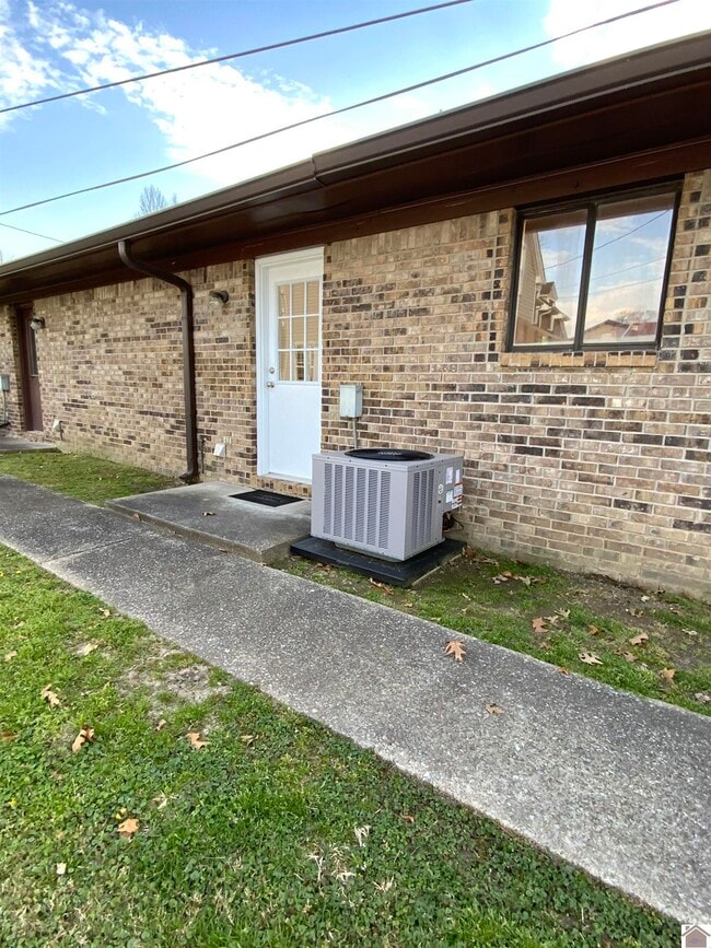 Building Photo - 200 N 31st St