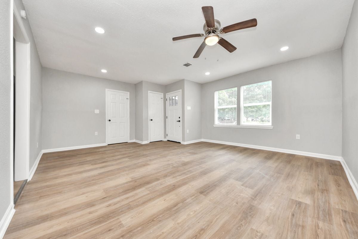 Building Photo - 710 Canary Cir
