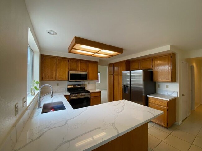 Building Photo - Spacious 4 bed/3 Bath in Oceanside!