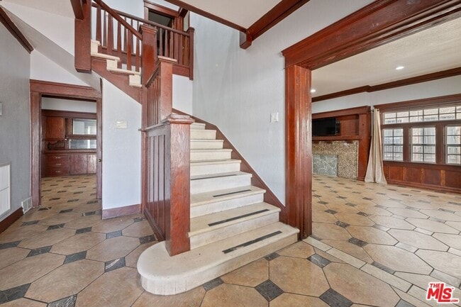 Building Photo - 1750 W 49th St