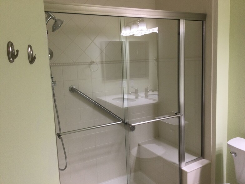 Master bath shower with bench - 2035 Grays Peak Dr