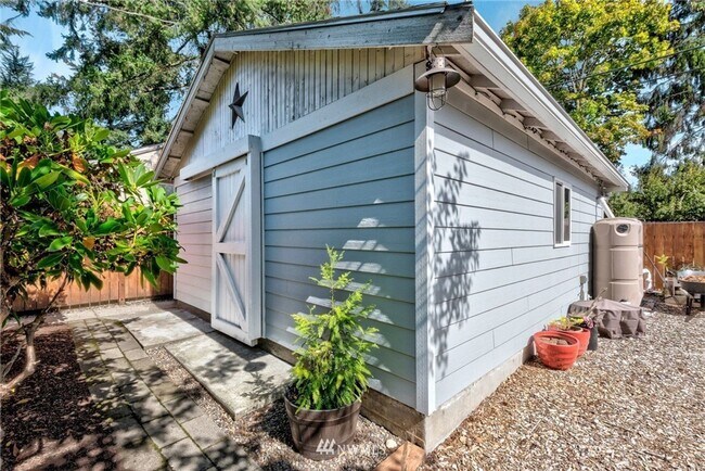 Building Photo - Beautiful Craftsman House with Large Yard and Detached Garage!