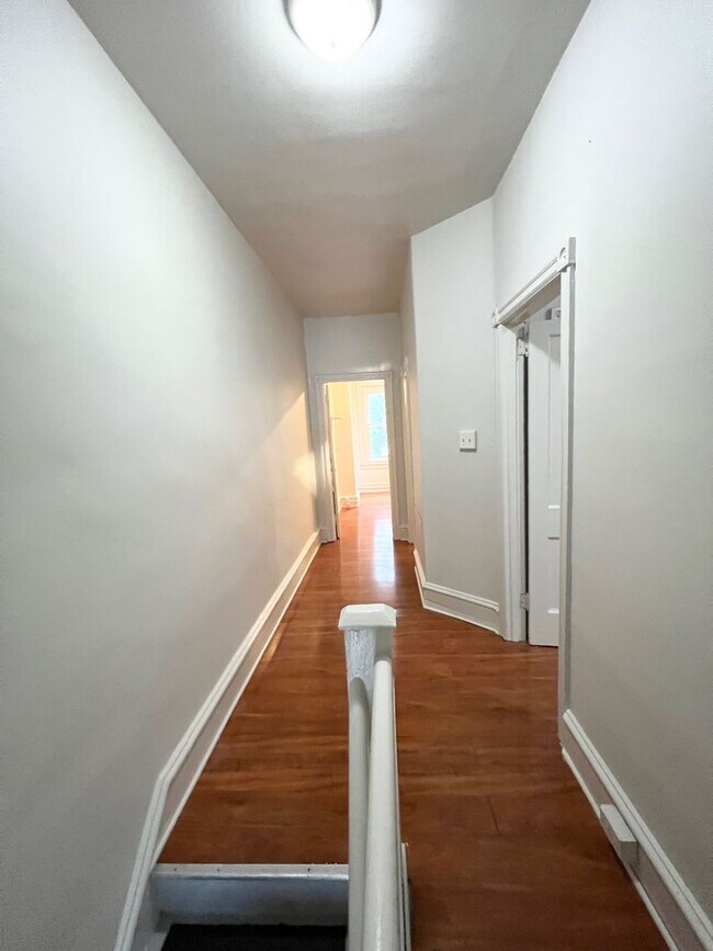 Building Photo - Spacious 3 or 4 Bedroom 2 Bathroom Available in Oakland, Modern Updates and Great Front Porch and...