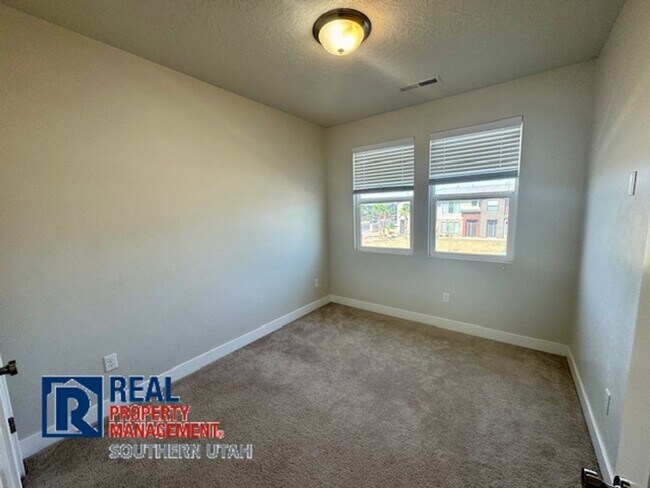 Building Photo - Woodland Estates Townhome