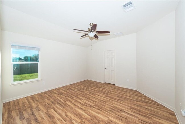 Building Photo - 322 Foxglove Dr