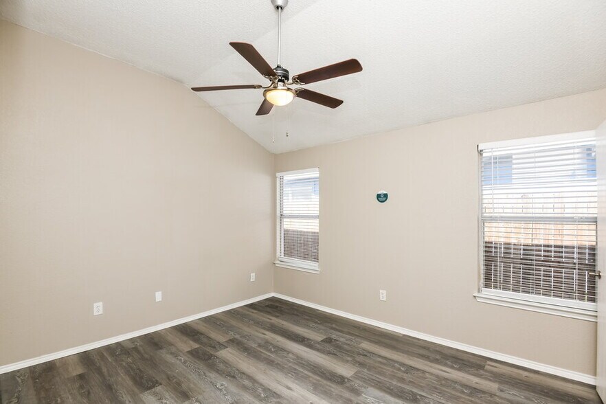 Building Photo - 10509 Shadywood Dr