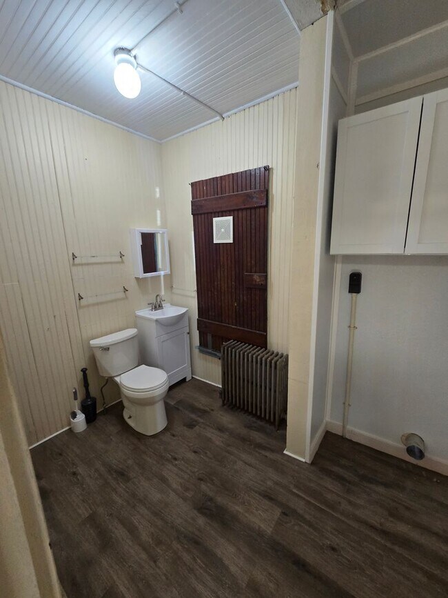 Building Photo - 4 Bedroom