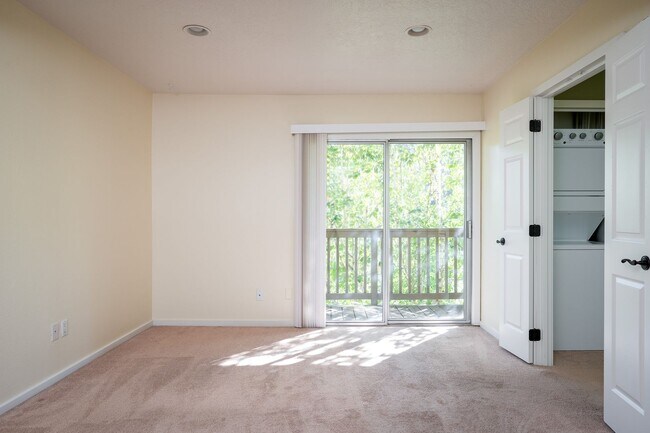 Building Photo - CONDO W/ A VIEW!!! CLOSE TO OHSU,PSU and M...