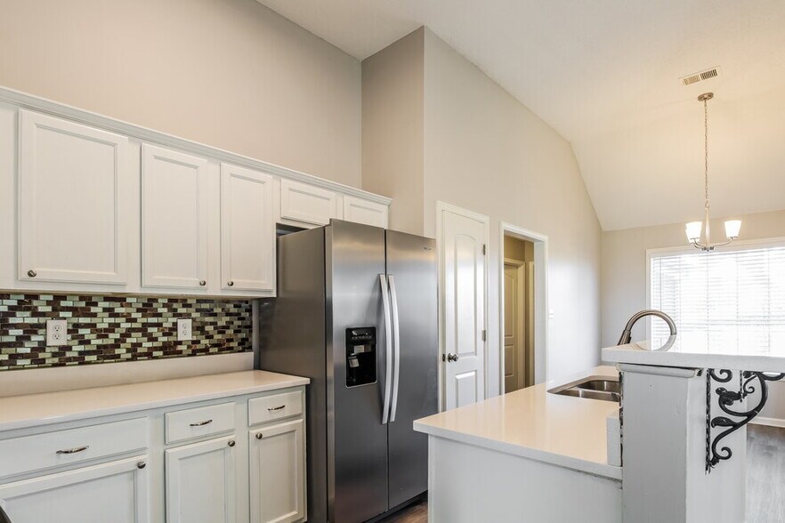 Building Photo - 7885 Meadow Ridge Ln