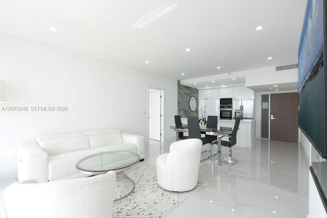 Building Photo - 7601 E Treasure Dr