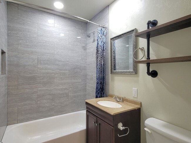 Building Photo - 608 N Poplar Ln