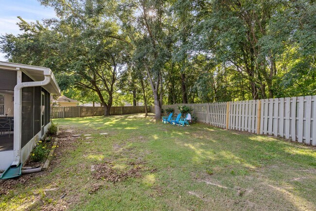 Building Photo - Experience a breezy lifestyle in the convenient Eagle Point subdivision!