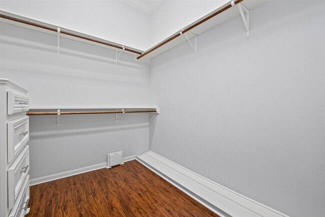 Building Photo - 10310 Chevy Chase Dr