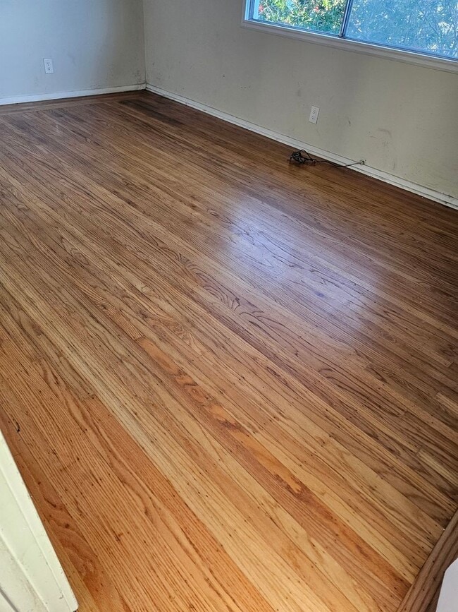 Building Photo - Large 5 bedroom 2 bath Split Level House w...