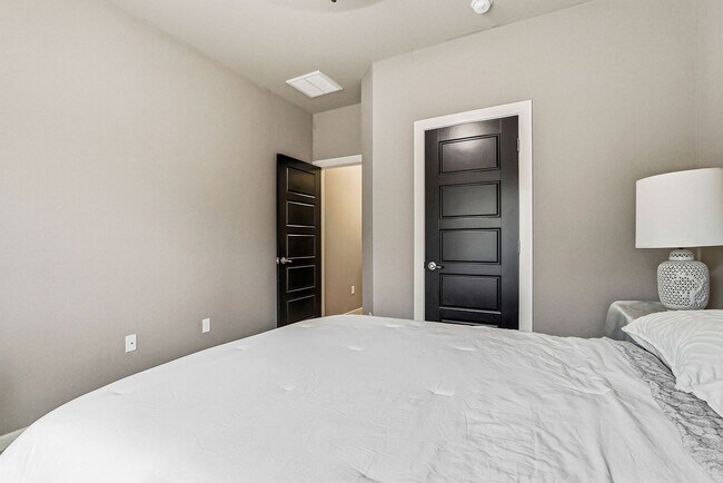 Building Photo - BEAUTIFUL FAR EAST HOME RIGHT OFF I-10, PET FRIENDLY WITH NO BREED RESTRICTIONS