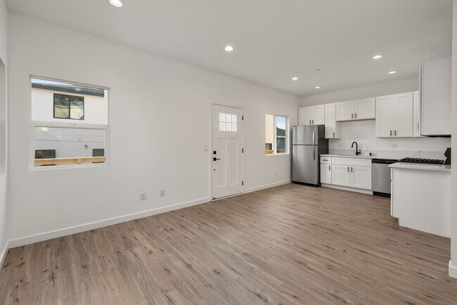 Building Photo - 6765 N Elman St
