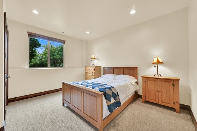 Building Photo - 3573 N Elkview Dr