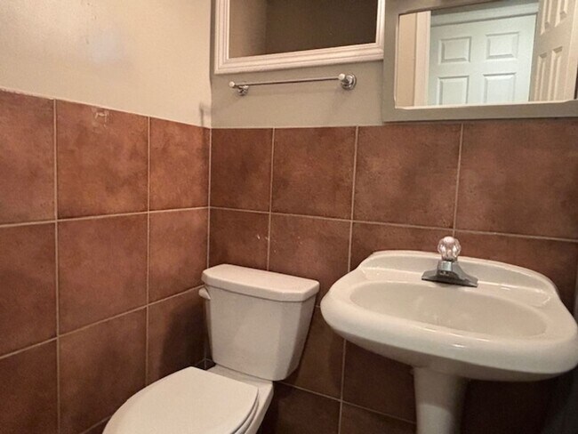 Building Photo - Available NOW! Gorgeous 3BR/2 BA Unit in Hastings!