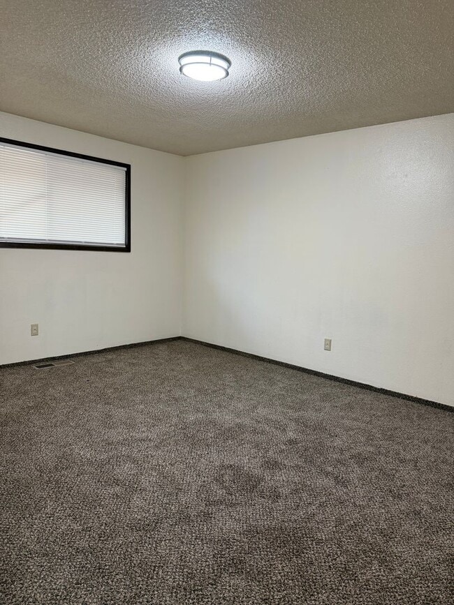 Building Photo - 2-bedroom duplex