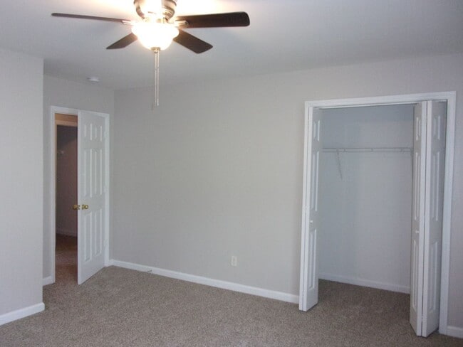 Building Photo - Recently Renovated 2 Bedroom 1 1/2 Bath To...