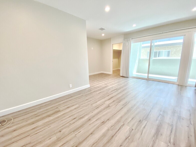 Building Photo - 11967 Walnut Ln