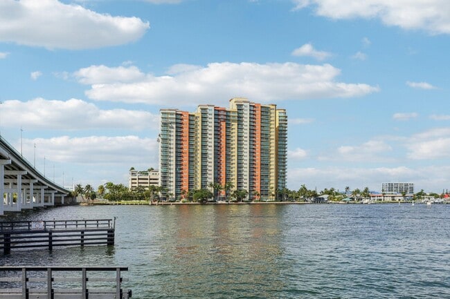 Building Photo - 2650 Lake Shore Dr