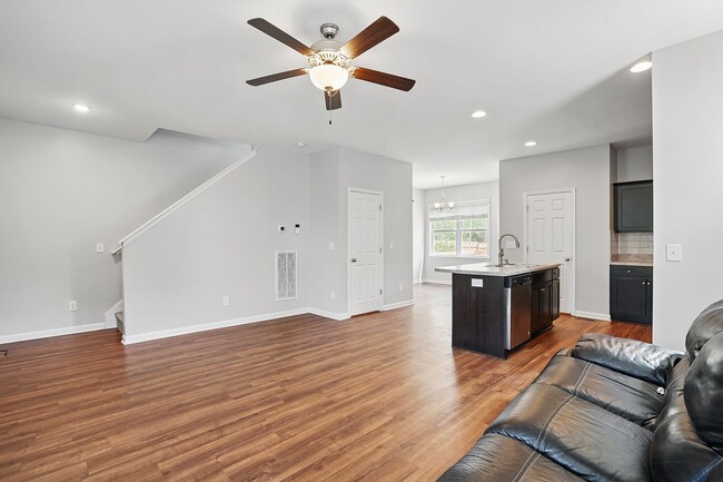 Building Photo - AVAILABLE-GREAT HOME IN THE HEART OF RALEI...