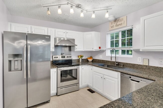 Building Photo - Three bed two bath home with 2 car garage. Less than 7 miles from airport & close to Percy Priest...