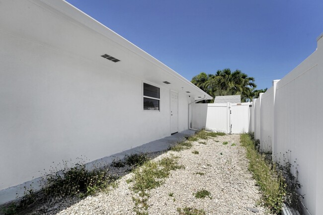 Building Photo - 600 NW 12th Ave
