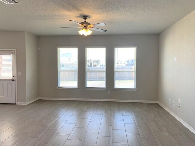 Building Photo - 1104 Coulee Dr