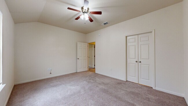 Building Photo - 902 Yi Dr